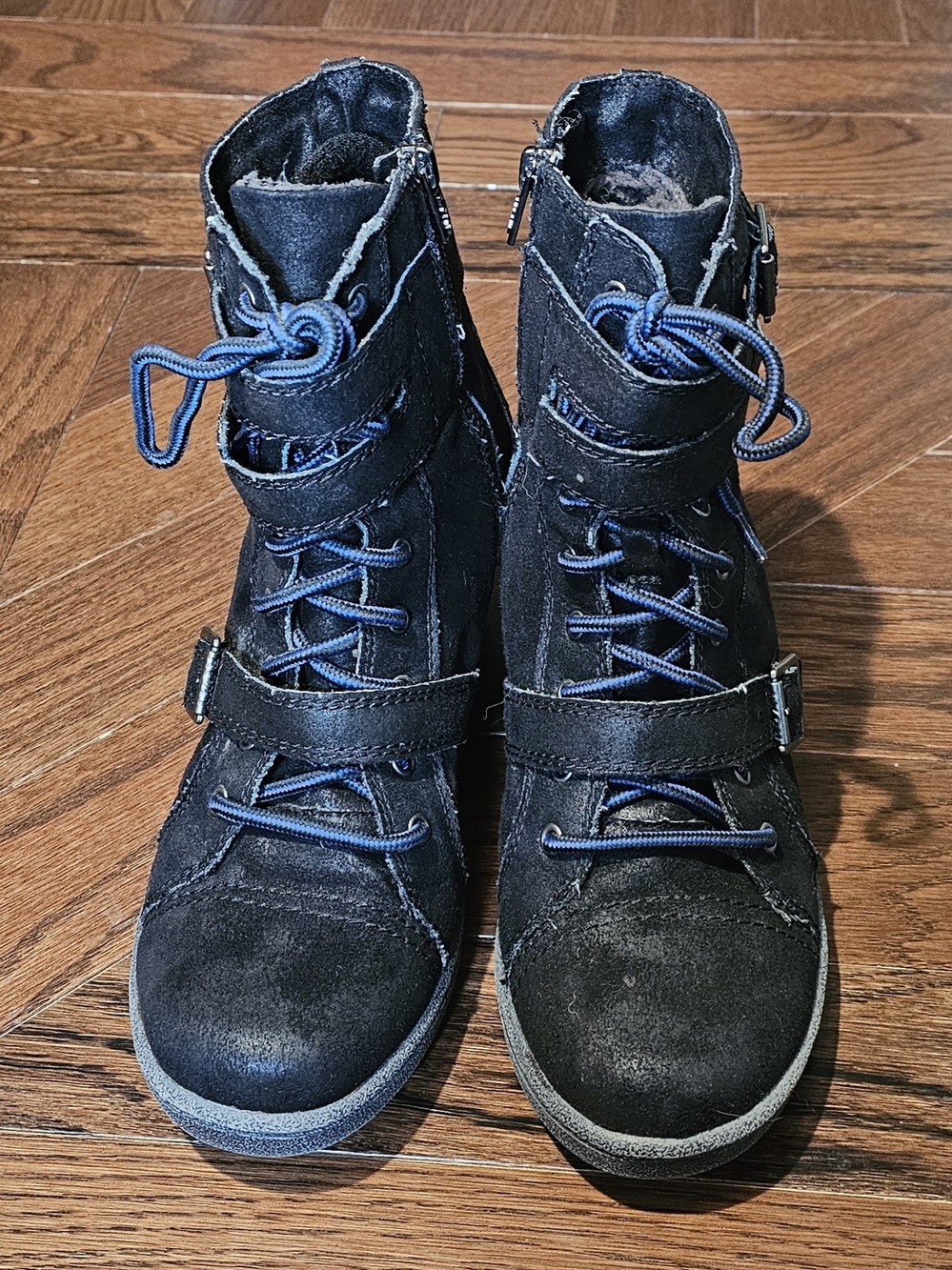 Roxy Baltimore Black Faux Suede High-Top Boots w Blue Laces Side Zip. Size 10.
